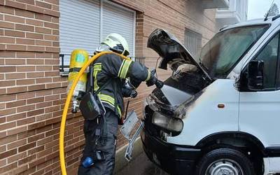 Suhiltzaileek su hartutako ibilgailua itzali zuten