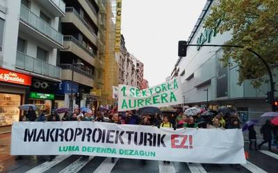 Milaka manifestari batu dira makroproiektuen kontra