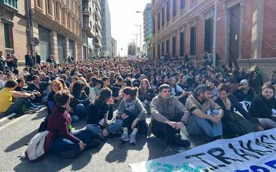 Parlamentu aurrera eraman dute protesta irakasleek