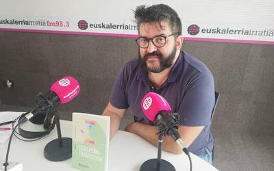 Angel Erro: “Itzuli dudan poema bakoitzean gaztelaniaz eta euskaraz oso gauza ezberdinak kontatzen ditut"