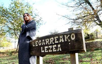 Legarreko leizean aurkeztu du Dolores Redondo idazleak bere azken eleberria