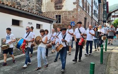 Etxalarko musikarien doinuak biltzeko lanean ari da Altxata elkartea