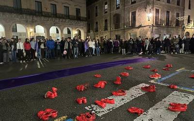 Biktimak gogoan, autodefentsa feminista aldarrikatu dute Debagoieneko plazetan