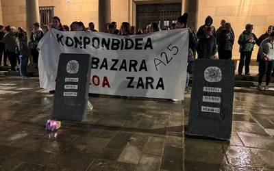 'Konponbidea ez bazara, arazoa zara' izan da Elgetako elkarretaratzeko lelo nagusia