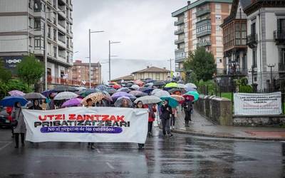 Greba Feminista Orokorraren urteurrenean, zaintza lanen aitortza berriz plazara