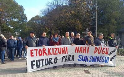 Sunsundeguiko langileek enpresaren "bideragarritasunerako konponbidea" eskatu dute Iruñean