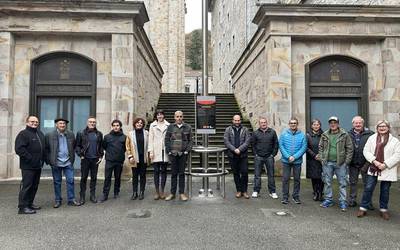 San Martin plazan dauden ikurrinaren eta Nafarroako banderaren azpian azalpen-plaka jarri dute