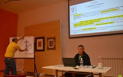 Roman Dornaku beratarraren bizitza hitzen eta marrazkien bidez azaldu dute
