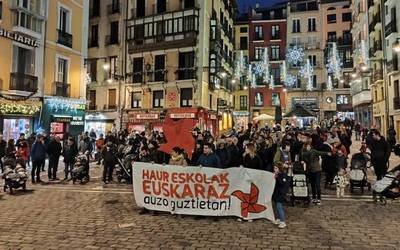 Iruñeko auzo guztiek euskarazko haur eskola eduki dezatela eskatu dute hainbat familiak