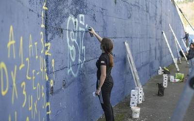 Gardeako industriagunea kolorez bete dute Graffestan