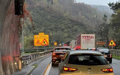 Auto-ilarak eragin ditu auto baten istripuak AP-1ean, Bergarako Lesarriko tunelean