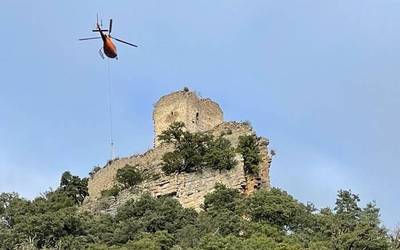 Helikopteroz igo dute Estulizko gaztelura zaharberritzearekin hasteko materiala