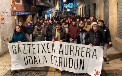 Durangon mobilizazioa egin dute 'Gaztetxea aurrera, udala errudun' lelopean