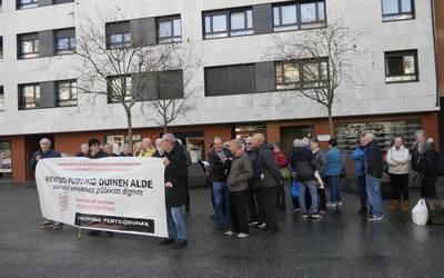 Aiaraldeko pentsiodunek manifestazioa egin dute Auzitegi Gorenaren 255/2023 epaiaren ondoriozko ordainketak ofizioz egitea eskatzeko