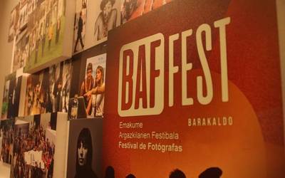 BAFFEST Emakume Argazkilarien Festibalaren lan eta material historikoen erakusketak ia 10 urteko ibilbidearen atzera begirakoa eskaini du