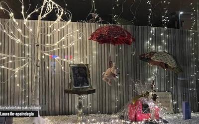 Sormena da nagusi Aretxabaletako erakusleihoetan