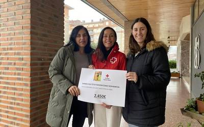 Zumba saio solidarioan bildutako dirua eman diote gaur Gurutze Gorriari