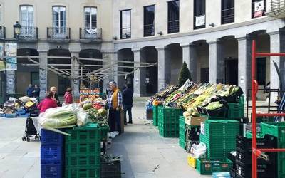 Astelehenero merkatu ekologikoa hartuko du Laudioko herriko plazak