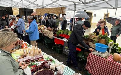 Urteko azoka handienerako, lau gune eta hamaika salgai