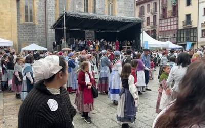 Txerri dantza herriko plazan