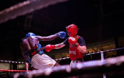 Aiara Fighters jaialdiak eskualdeko borrokalari ugari elkart ditu Bañueta Kiroldegian