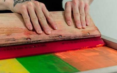 Serigrafia tailerrak antolatu dituzte Atekabeltz gaztetxean