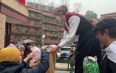 Umeen eskutitzak pozik jaso dituzte Txoronpiok, Txoronpiak eta Lamiak