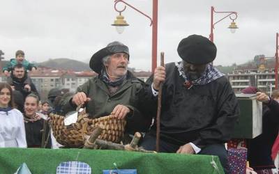 Olentzerori eta Gomezagori harrera beroa egin diete Zumaian