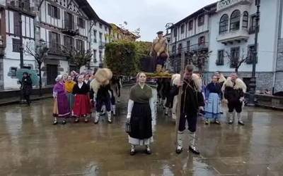 [BIDEOA] Lesakako Olentzero lehiaketa irabazi duen taldea kantari