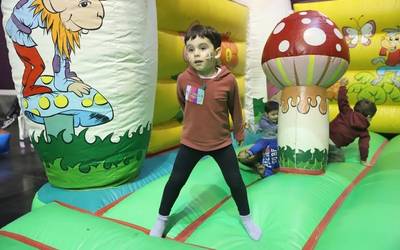Gozatu ederra hartu dute umeek eta gaztetxoek Txikilandiaren lehen egunean