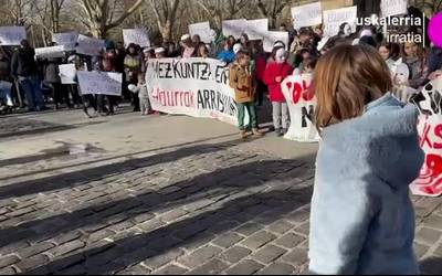 Atargi ikastetxeko familiek protesta egin dute irakasle batek ikasleekin duen jokaera salatzeko
