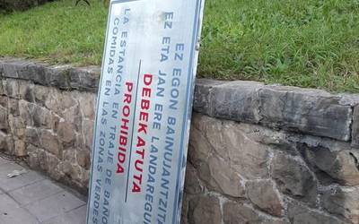 Ereaga inguruko berdeguneetan bainujantzian egotea debekatzen duen kartela kendu du Getxoko Udalak