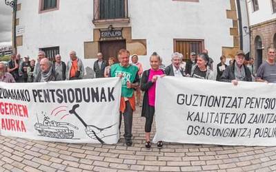 Bihartik aurrera jarraituko dute protestan Zumaiako pentsiodunek