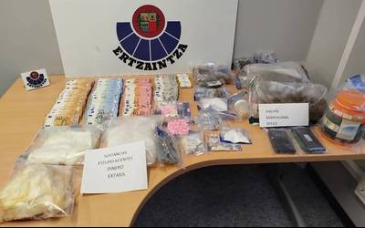 Estasi kilo bat, 800 gramo haxix eta 10.000 euro topatu zizkion Ertzaintzak ostiralean atxilotutako gizonezkoari