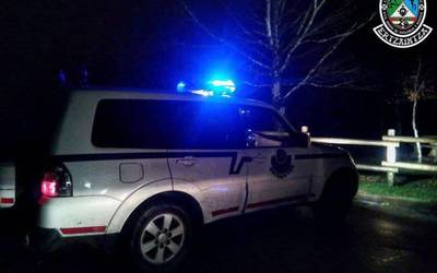 Ertzain baten kontrako salaketa ikertzen ari dira, zerbitzuz kanpo arma batekin gazte talde bat mehatxatzea egotzita