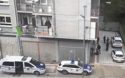 Gizonezko bat atxilotu zuen Ertzaintzak ostiralean, agente bat erasotzea leporatuta