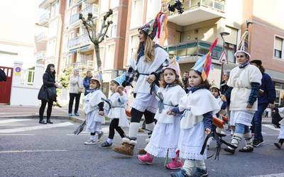 Gorriz jantziko dira Gorlizeko inauterietan, martxoaren 1ean