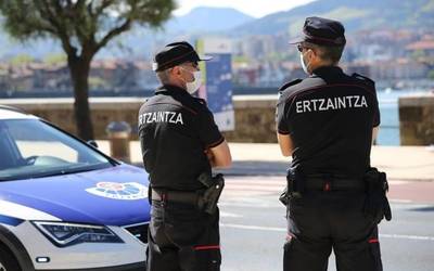 Gazte bat atxilotu dute Urdulizen, hainbat atari eta saltokitara harriak botatzeagatik