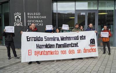 Hiru familia beren etxeetan erroldatzeari uko egin dio Gasteizko Udalak