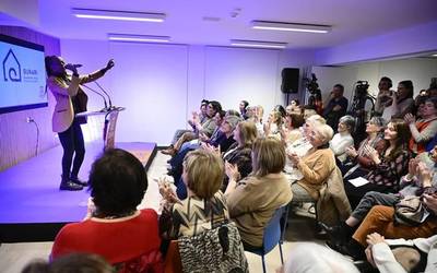 Getxoko GURARI Emakumeen Etxea inauguratu dute, kantu eta poesia artean