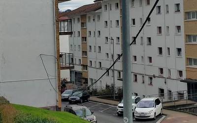Kablea zintzilik eraikin batetik bestera
