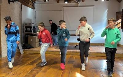 Elgetako bi talde zapatuan egingo den Kantari karaoke ikuskizunean