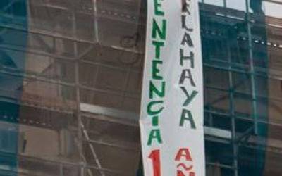 BDZ taldeak pankarta jarri du zintzilik; Epaitegien esana bete dadila eskatu dute