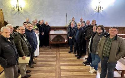 Estandartea elizan gelditu da