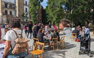 Santa Ana plaza biziberritzeko sei proposamen mahai gainean