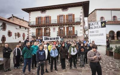 Ernaiko gazteek bat egin dute Aroztegiko manifestaziorekin larunbatean Iruñean