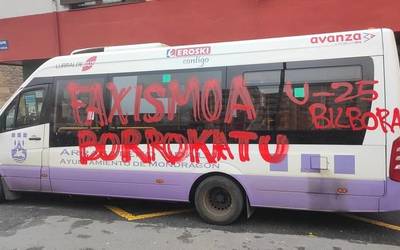 Herribusean pintaketak egin izana deitoratu du Udalak