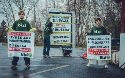 Senpereko publizitate kontratu berria salatu du Bizik eta «legez kanpoko» iragarki taula itsutu du
