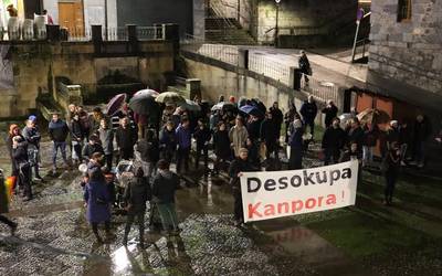 Dozenaka herritarrek babesa adierazi diote autoritateari atentatua egitea egotzi dioten herrritarrari