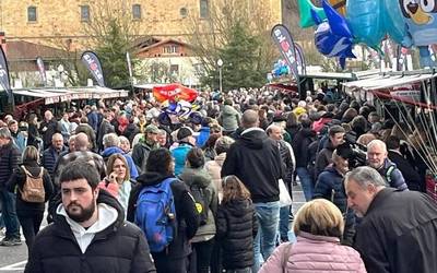 [ARGAZKI GALERIA] Jendetza batu du San Blas azokak lehen ordutik